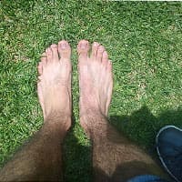 Posture: marchez pieds nus
